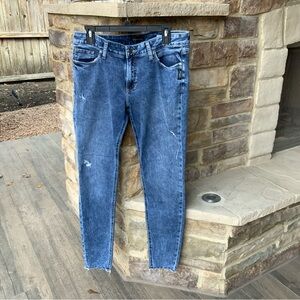 Silver Jeans Co Elyse SKinny Jeans Size W31/L31. Medium Wash, Some Distressing